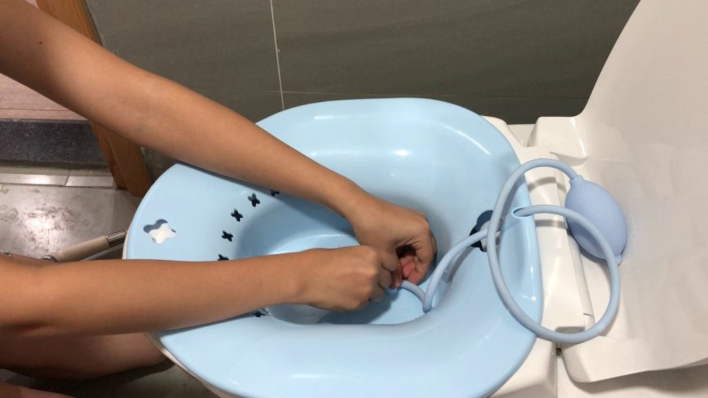 Gắn vòi xịt vào đáy chậu xông hơi vùng kín